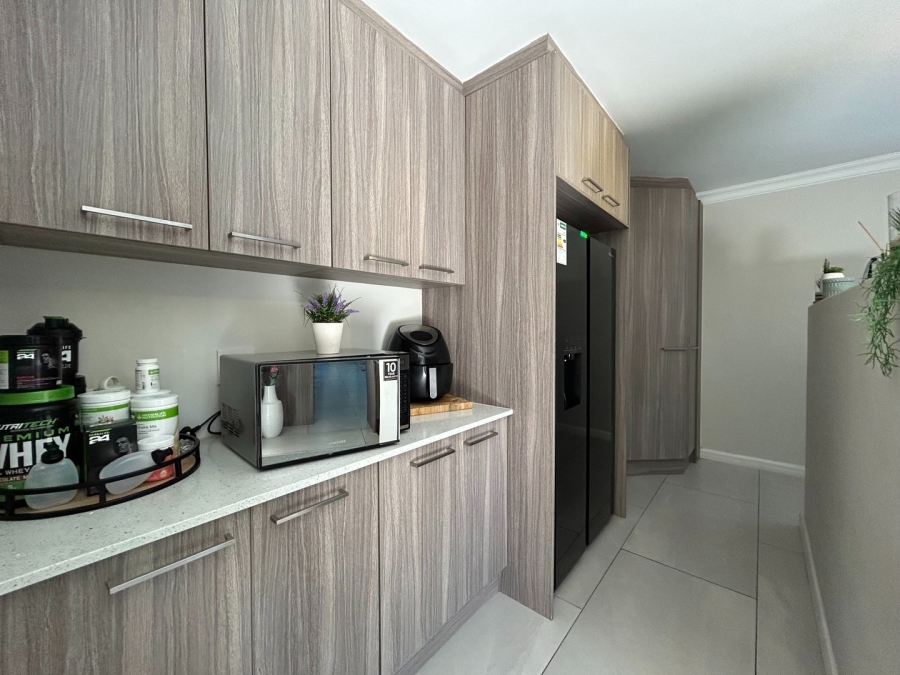To Let 4 Bedroom Property for Rent in Sandown Western Cape
